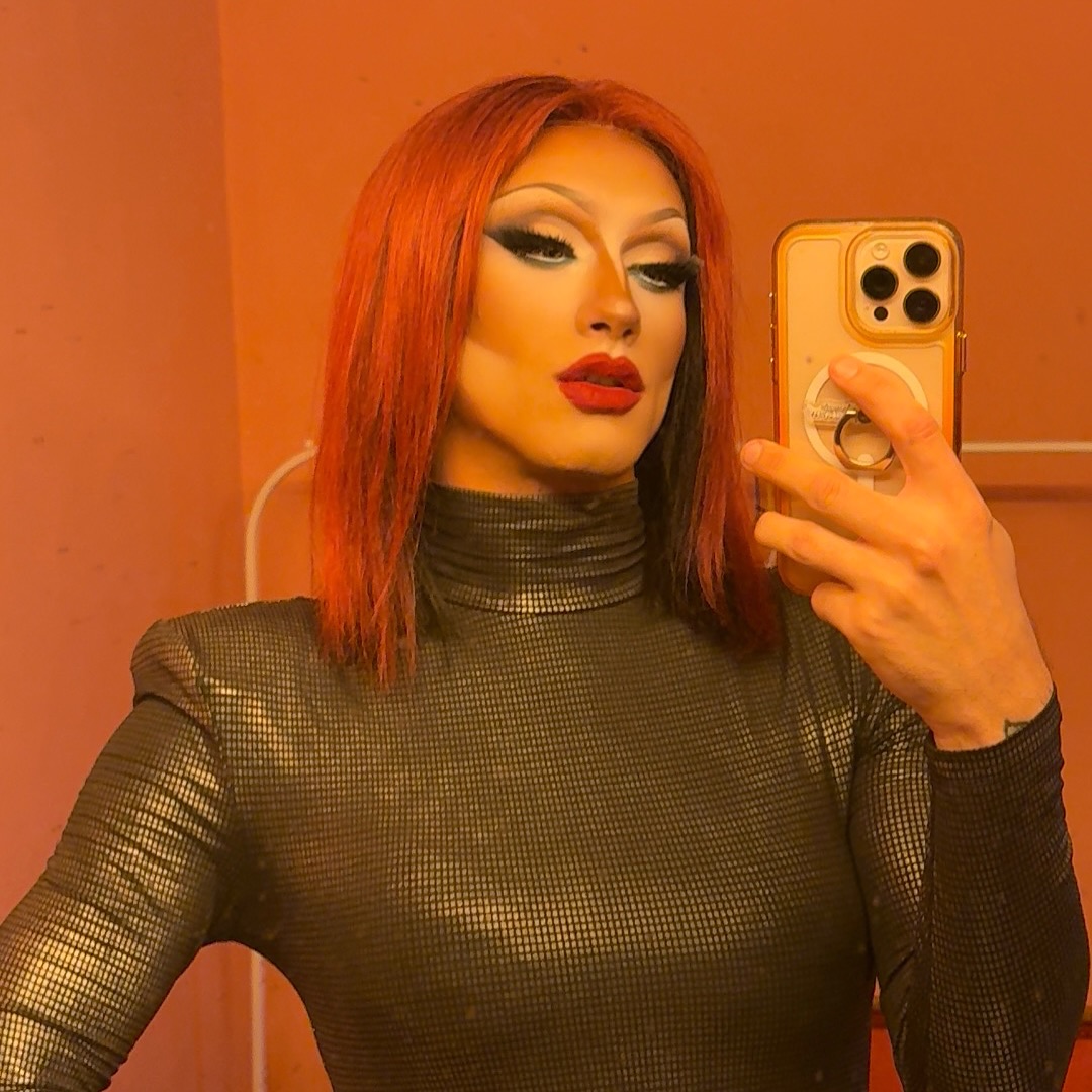 “No soy de este planeta, pero vine a dejar claro quién manda.”
#rupaulsdragrace #followme #makeup #art
#dragrace #fashion #dragperfection #hairstyle
#lookoftheday #httq #localqueen #welovequeens #madrid #mikaellabitch #transformation #wig #fishy
#gaymadrid #queerty #dragartist #hailtothequeens
#dragqueensofinstagram #dragqueensforabettertomorrow #gaypride
