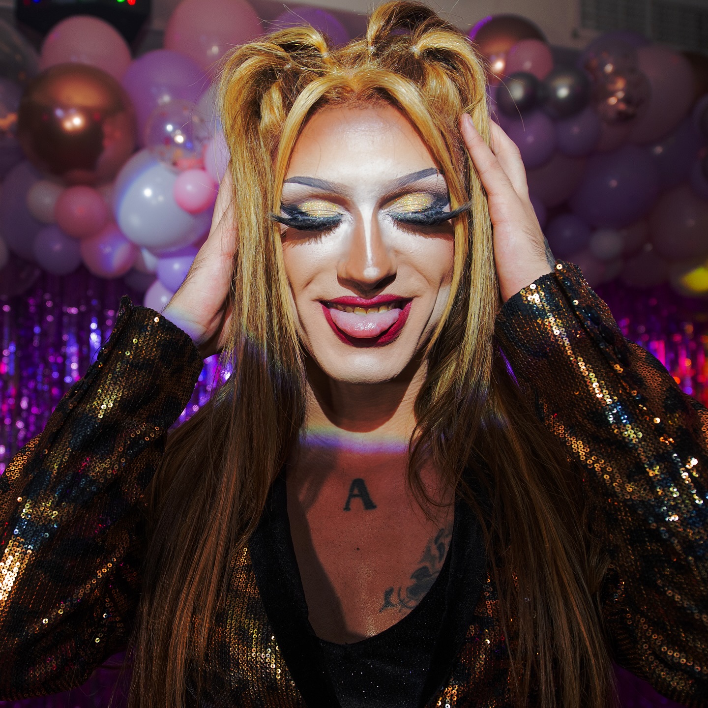 5º aniversario de @primasbar 
Photography by: @migueljuzgado 
#rupaulsdragrace #followme #makeup #art
#dragrace #fashion #dragperfection #hairstyle
#lookoftheday #httq #localqueen #welovequeens #madrid #mikaellabitch #transformation #wig #fishy
#gaymadrid #queerty #dragartist #hailtothequeens
#dragqueensofinstagram #dragqueensforabettertomorrow #gaypride